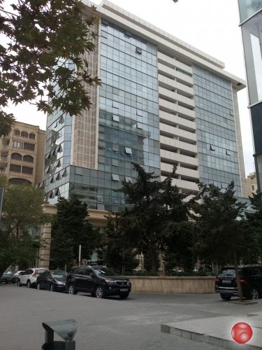 Посуточно сдается 3 комнатная квартира в самом центре г Баку .