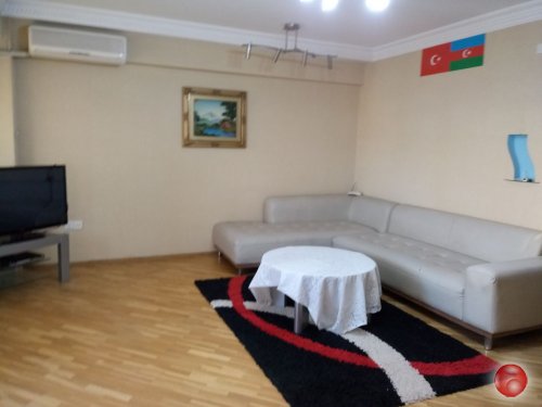 Посуточно сдается 3 комнатная квартира в самом центре г Баку .