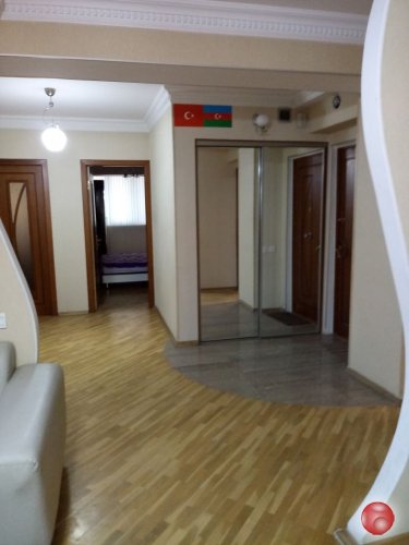 Посуточно сдается 3 комнатная квартира в самом центре г Баку .